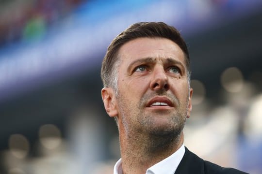 Der serbische Trainer Mladen Krstajic hat seine Kritik am Schiedsrichter überzogen.