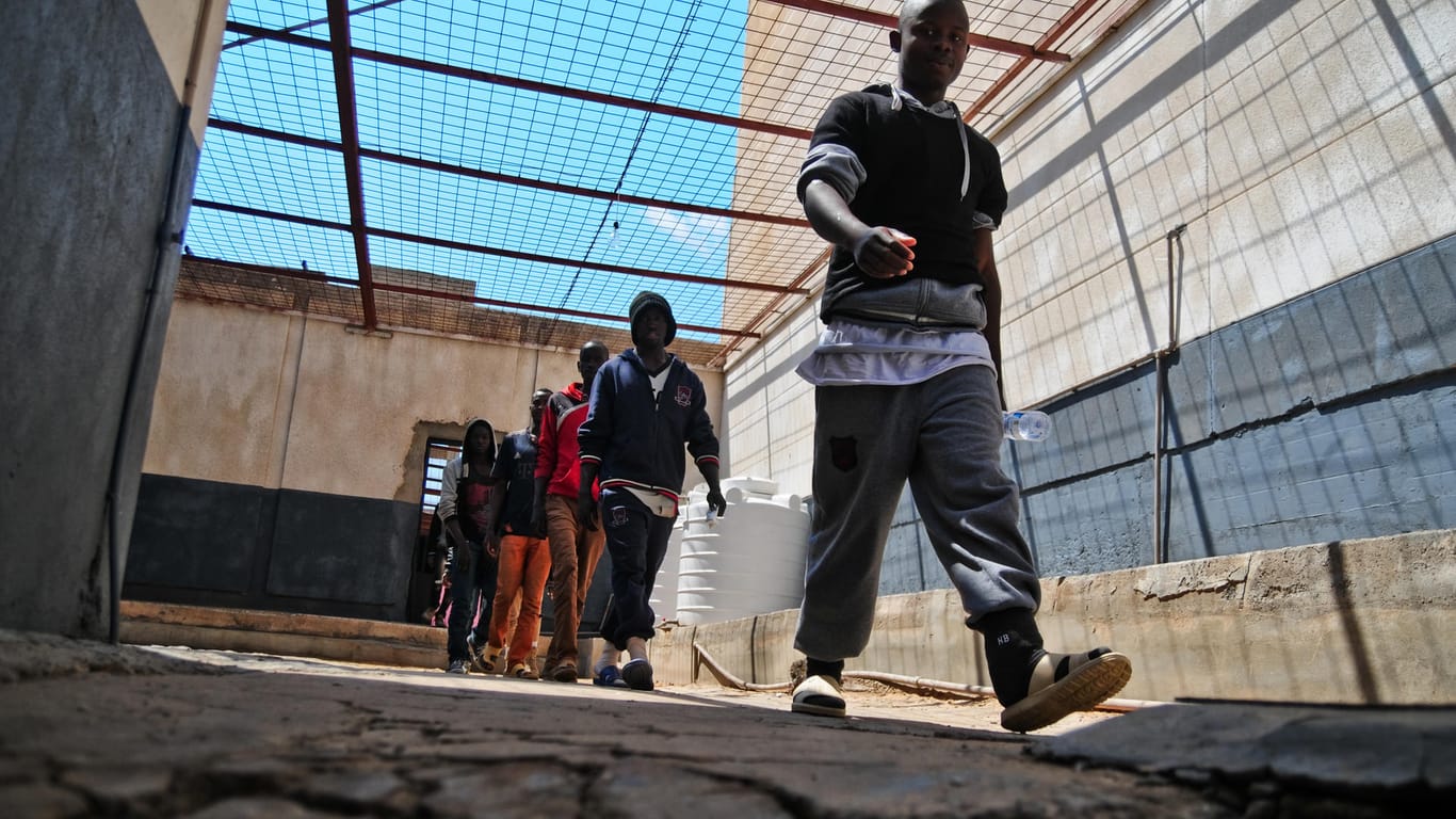 Ein Flüchtlingslager im libyschen Tripolis: Diplomaten berichten von grauenhaften Zuständen – Italien möchte in dem Land Auffanglager errichten lassen.