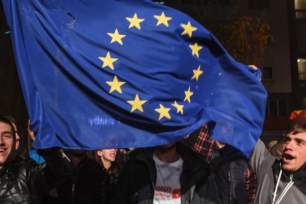 Nach der Wahl in Mazedonien im Juni 2016 schwenken Anhänger der Oppositionspartei SDSM eine EU-Flagge.