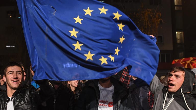 Nach der Wahl in Mazedonien im Juni 2016 schwenken Anhänger der Oppositionspartei SDSM eine EU-Flagge.