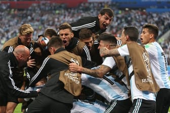 Mit einer Jubeltraube aus Spielern und Betreuern feiern die Argentinier ihren 2:1-Sieg im Spiel gegen Nigeria.