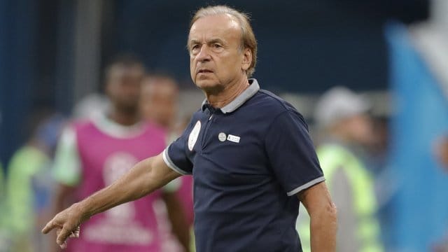 Nigerias Trainer Gernot Rohr möchte trotz der WM-Enttäuschung seinen Vertrag bis 2020 erfüllen. Nigerias Trainer Gernot Rohr möchte trotz der WM-Enttäuschung seinen Vertrag bis 2020 erfüllen.