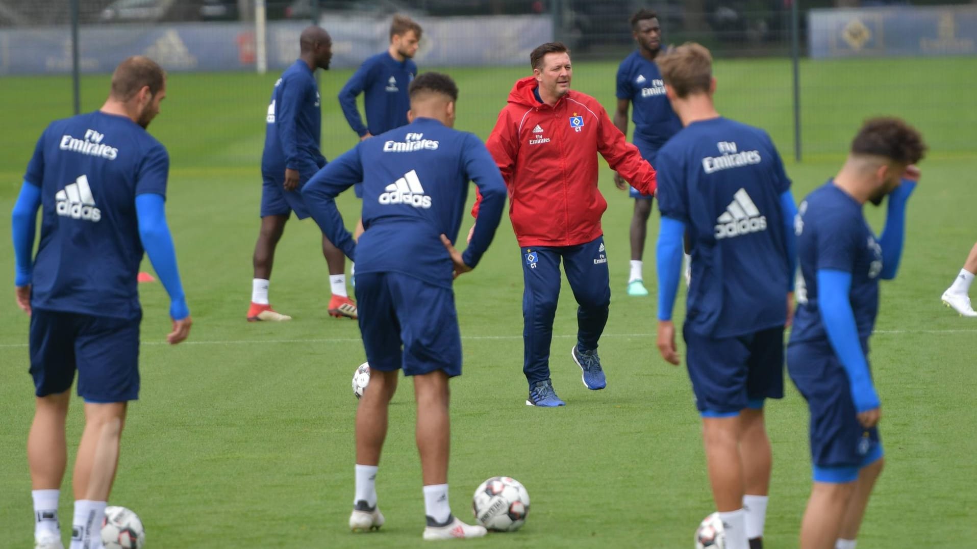 HSV-Trainer Titz (M.) beim ersten Training der Hamburger in der Vorbereitung auf die Zweitligsaison.