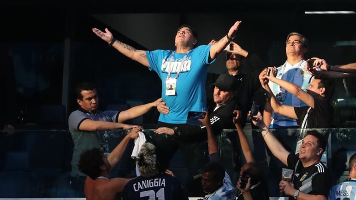 Vor dem Spiel lässt er sich feiern, nach dem Spiel braucht er ärztliche Hilfe: Argentiniens Legende Diego Maradona.