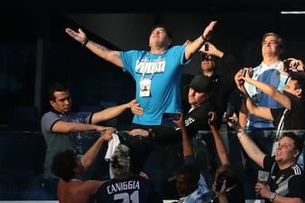 Vor dem Spiel lässt er sich feiern, nach dem Spiel braucht er ärztliche Hilfe: Argentiniens Legende Diego Maradona.