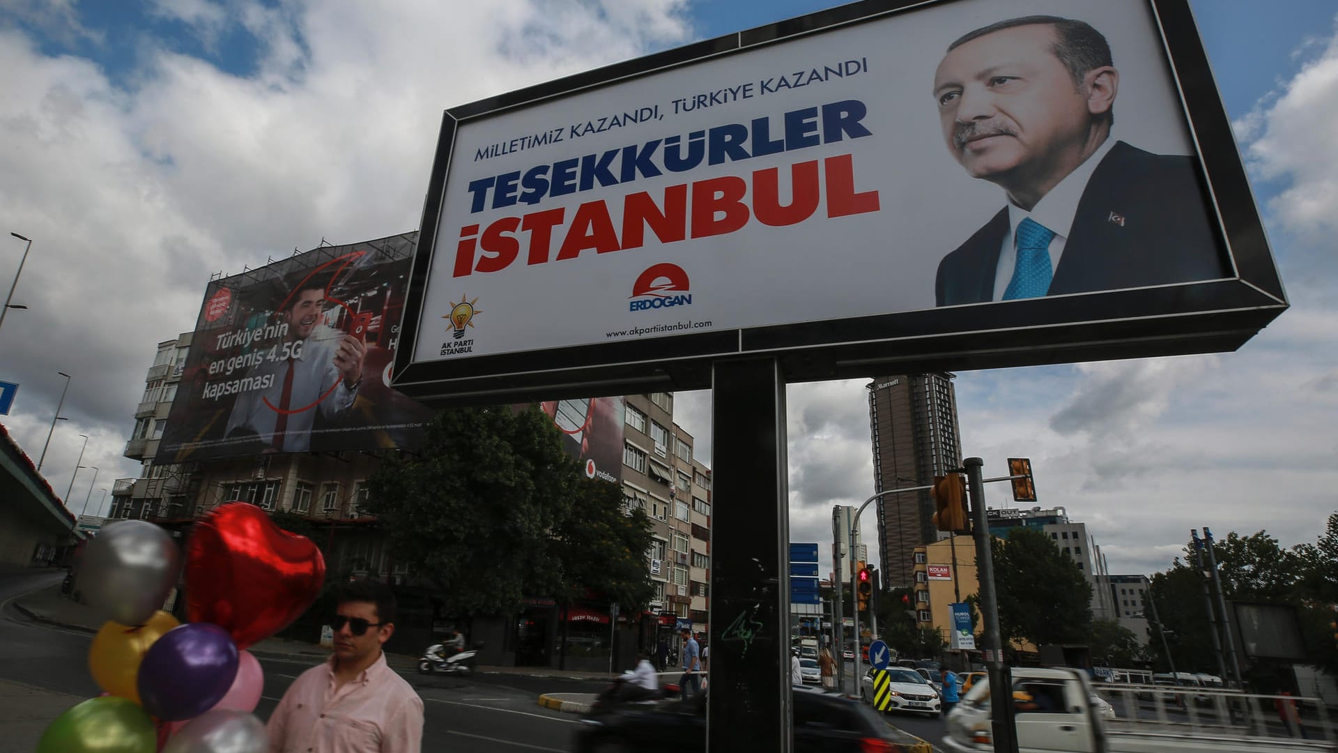 Nach den Wahlen in der Türkei: Trotz Manipulationsvorwürfen der Opposition hat sich der türkische Staatspräsident noch vor dem Ende der Auszählung zum Sieger der Präsidentenwahl erklärt.