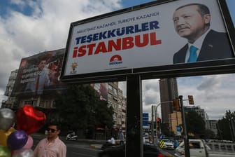 Nach den Wahlen in der Türkei: Trotz Manipulationsvorwürfen der Opposition hat sich der türkische Staatspräsident noch vor dem Ende der Auszählung zum Sieger der Präsidentenwahl erklärt.