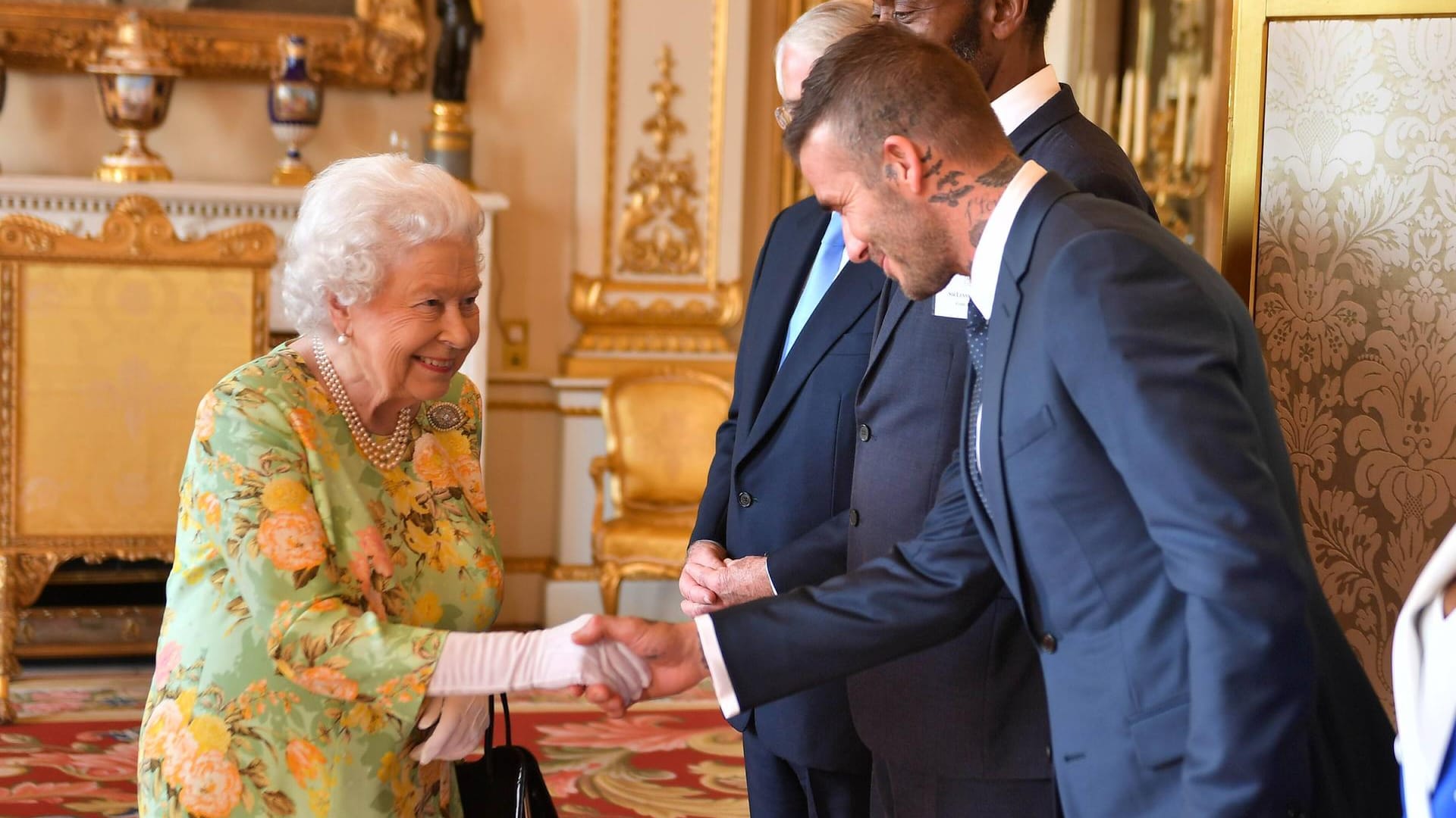 Die Königin und der Kicker: Die Queen freut sich David Beckham zu sehen.