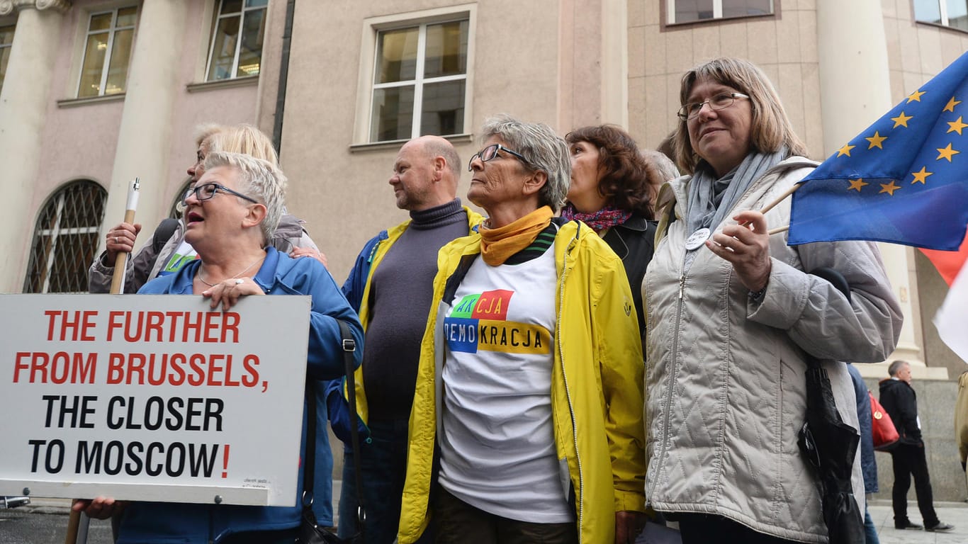 Polnische Demonstranten in Warschau: Der Ärger um Polens Justizreformen spitzt sich zu.