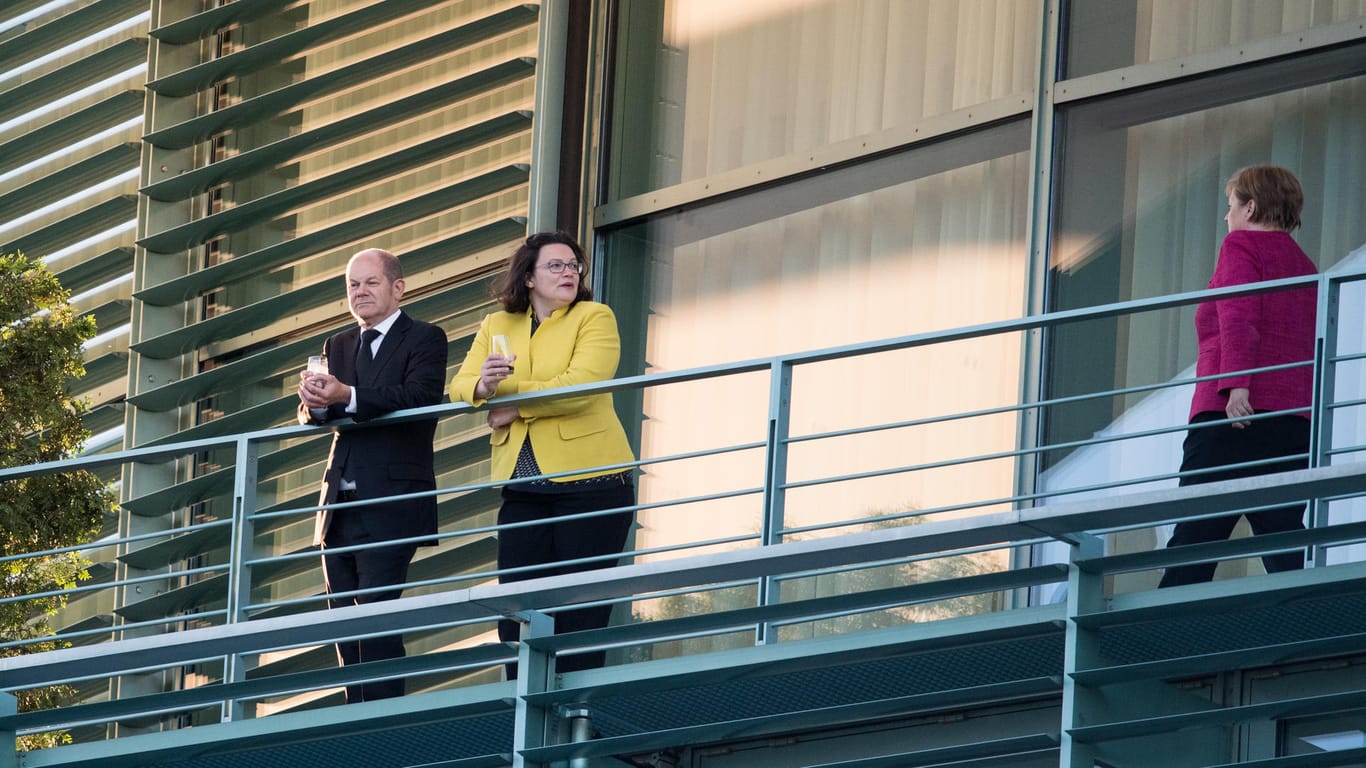 Olaf Scholz, Andrea Nahles und Bundeskanzlerin Angela Merkel stehen vor dem Koalitionsausschuss auf einem Balkon vom Bundeskanzleramt in Berlin.