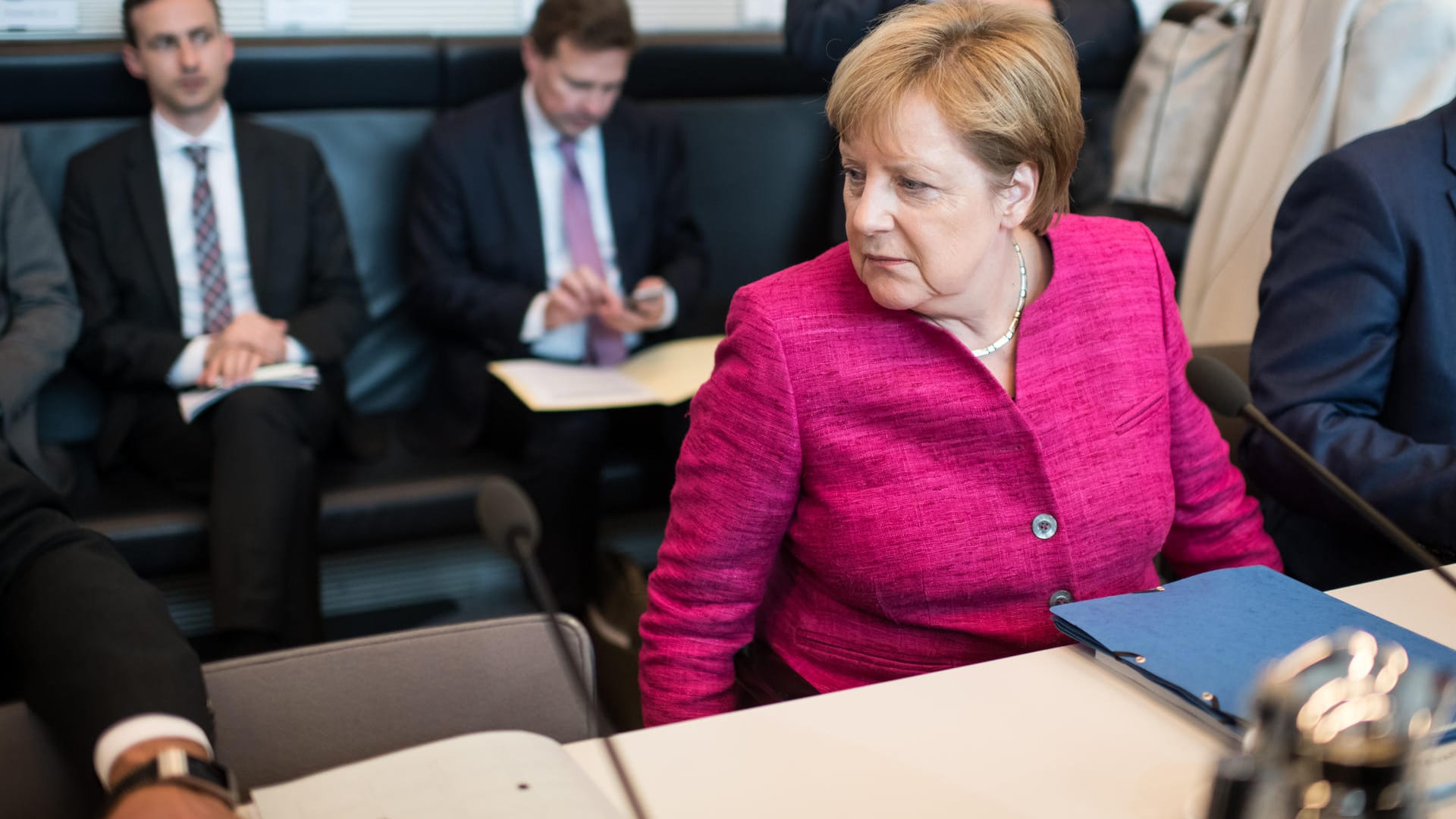 Angela Merkel bei der Sitzung der Unions-Bundestagsfraktion: Neben der Kanzlerin ist ein leerer Platz, der war für Bundesinnenminister Horst Seehofer (CSU), Bundesminister vorgesehen. Angela Merkel bei der Sitzung der Unions-Bundestagsfraktion: Neben der Kanzlerin ist ein leerer Platz, der war für Bundesinnenminister Horst Seehofer (CSU), Bundesminister vorgesehen.