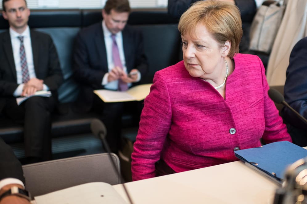Angela Merkel bei der Sitzung der Unions-Bundestagsfraktion: Neben der Kanzlerin ist ein leerer Platz, der war für Bundesinnenminister Horst Seehofer (CSU), Bundesminister vorgesehen.