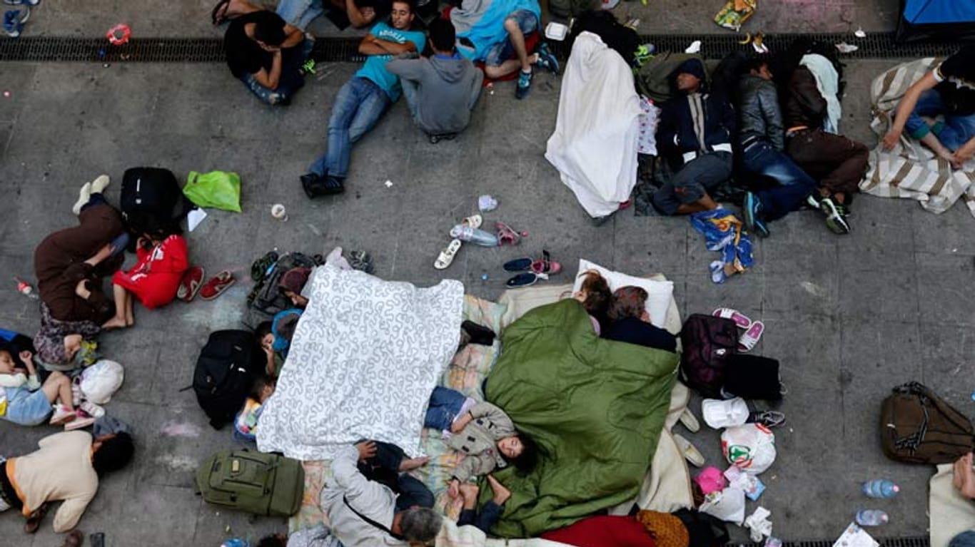 Flüchtlinge am Bahnhof in Budapest im September 2015