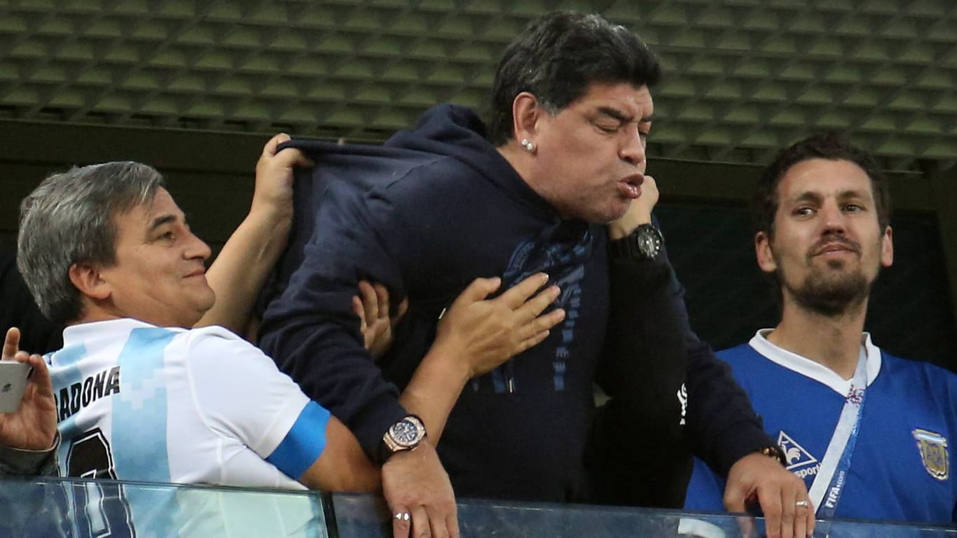 Diego Maradona beim Spiel Nigeria gegen Argentinien auf der Tribüne. Gut ging es ihm offensichtlich nicht.