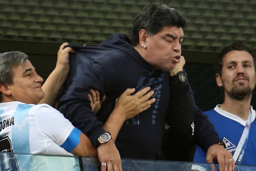 Diego Maradona beim Spiel Nigeria gegen Argentinien auf der Tribüne. Gut ging es ihm offensichtlich nicht.