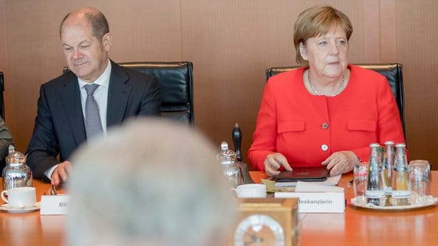 Kanzlerin Merkel und Finanzminister Scholz am Kabinettstisch. Kanzlerin Merkel und Finanzminister Scholz am Kabinettstisch.