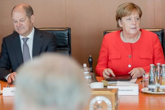 Kanzlerin Merkel und Finanzminister Scholz am Kabinettstisch.