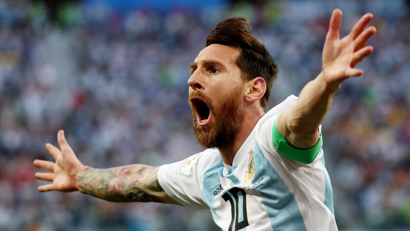 Lionel Messi jubelt nach seinem Treffer gegen Nigeria: Der Superstar führte Argentinien mit einer starken Leistung ins Achtelfinale und wird in der Presse gefeiert.
