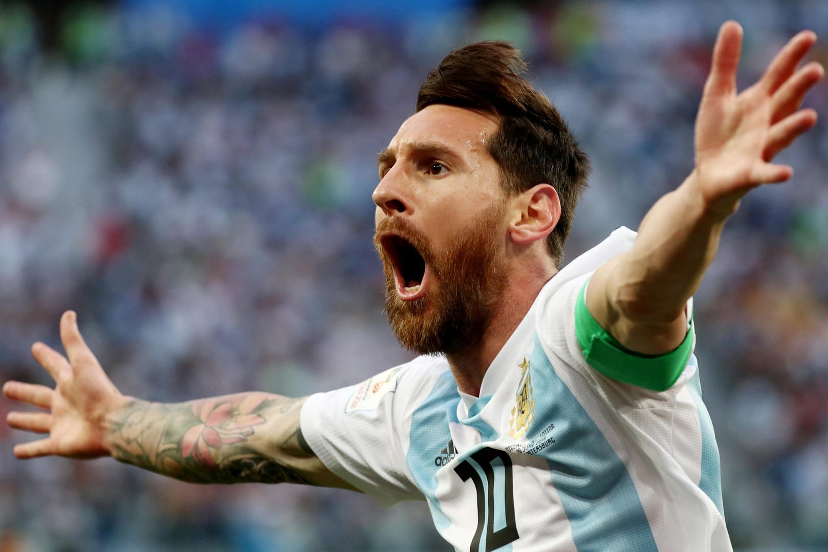 Lionel Messi jubelt nach seinem Treffer gegen Nigeria: Der Superstar führte Argentinien mit einer starken Leistung ins Achtelfinale und wird in der Presse gefeiert.