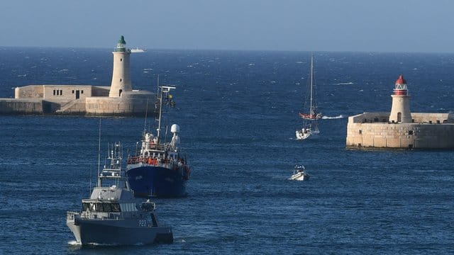 Ein Boot der maltesischen Küstenwache eskortiert die "Lifeline" in den Hafen von Valletta. Ein Boot der maltesischen Küstenwache eskortiert die "Lifeline" in den Hafen von Valletta.