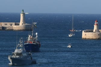 Ein Boot der maltesischen Küstenwache eskortiert die "Lifeline" in den Hafen von Valletta.