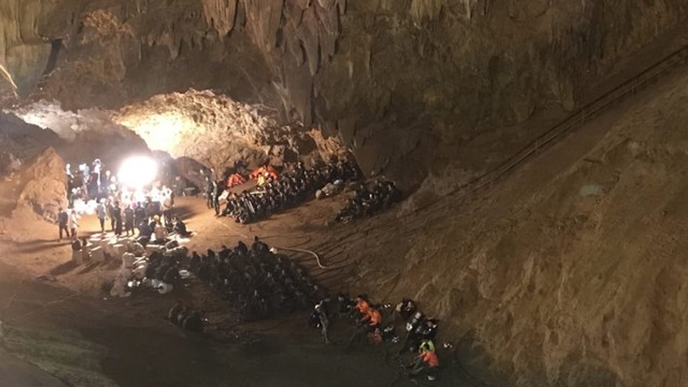Rettungsteams sind in der Höhle in der nordthailändischen Provinz Chiang Rai.