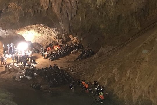 Rettungsteams sind in der Höhle in der nordthailändischen Provinz Chiang Rai.