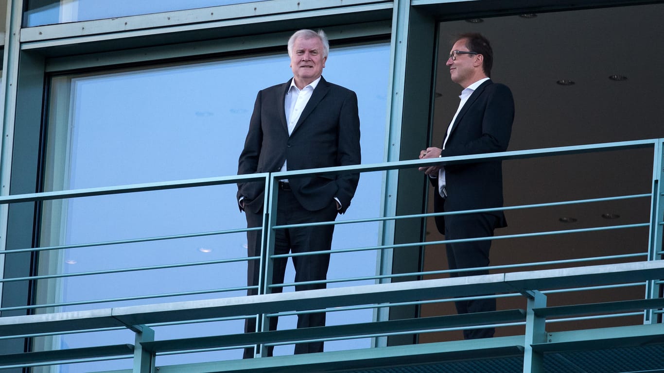 Horst Seehofer und Alexander Dobrindt auf dem Balkon des Bundeskanzleramts: Der Innenminister und der Vorsitzende der CSU-Landesgruppe konnten sich mit CDU und SPD im Koalitionsausschuss nicht auf einen Kompromiss im Asylstreit einigen.