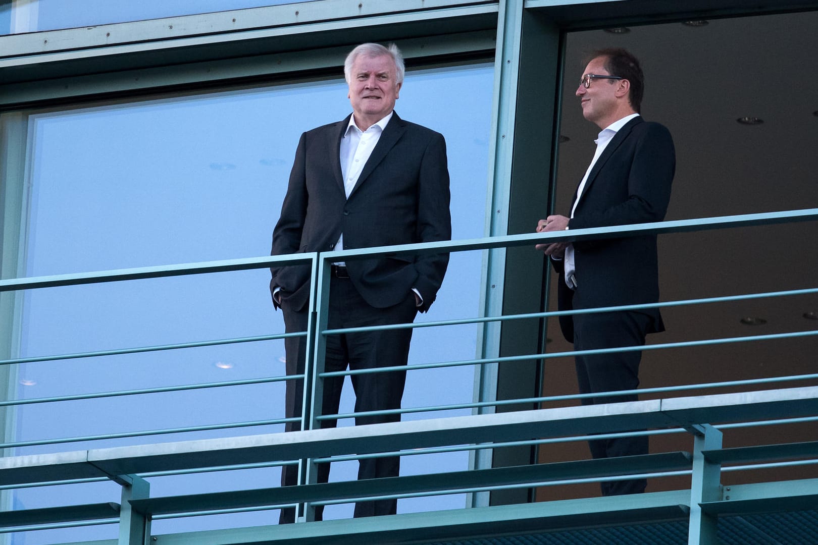 Horst Seehofer und Alexander Dobrindt auf dem Balkon des Bundeskanzleramts: Der Innenminister und der Vorsitzende der CSU-Landesgruppe konnten sich mit CDU und SPD im Koalitionsausschuss nicht auf einen Kompromiss im Asylstreit einigen.