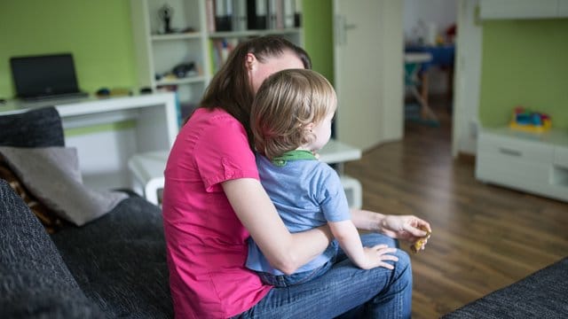 Laut einer aktuellen Studie werden Armutserfahrungen dann verhindert, wenn eine alleinerziehende Mutter mehr als 30 Wochenstunden arbeitet. Laut einer aktuellen Studie werden Armutserfahrungen dann verhindert, wenn eine alleinerziehende Mutter mehr als 30 Wochenstunden arbeitet.