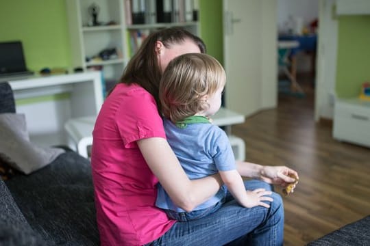 Laut einer aktuellen Studie werden Armutserfahrungen dann verhindert, wenn eine alleinerziehende Mutter mehr als 30 Wochenstunden arbeitet.