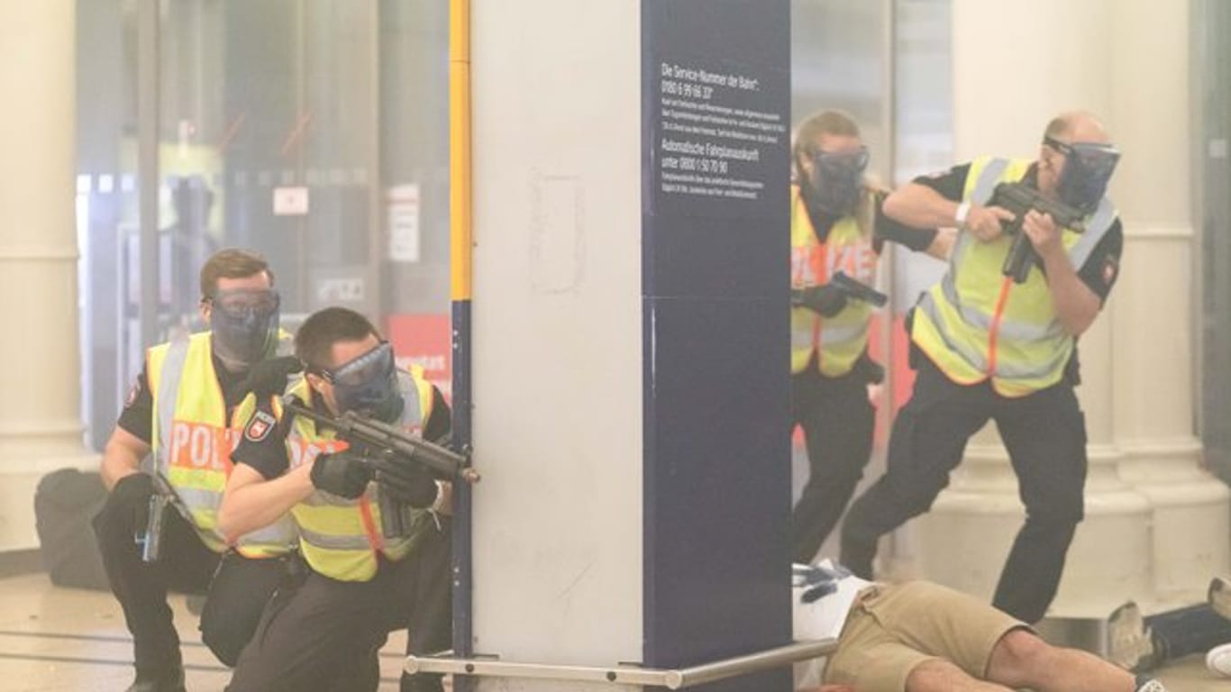 Polizeikräfte üben den Einsatz gegen Terroristen im Hauptbahnhof Hannover.