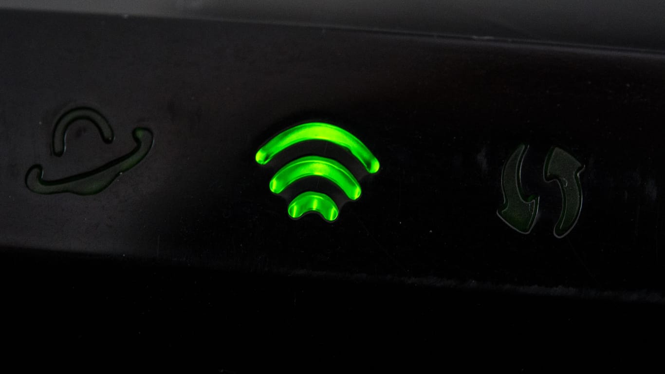 Leuchtendes WLAN-Symbol an einem Router: Die Wi Fi Alliance hat den neuen Verschlüsselungsstandard WPA3 eingeführt.