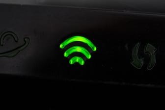 Leuchtendes WLAN-Symbol an einem Router: Die Wi Fi Alliance hat den neuen Verschlüsselungsstandard WPA3 eingeführt.
