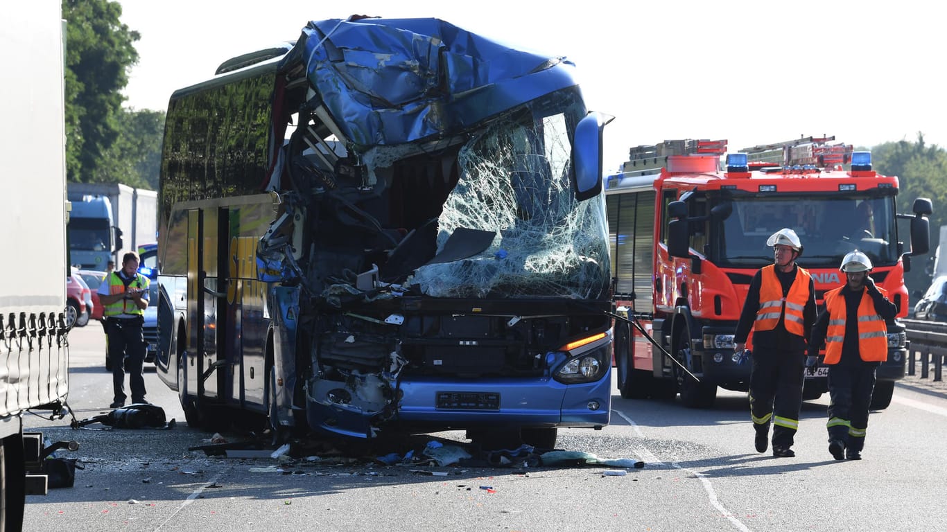 Reisebus-Unfall auf der A5: Noch ist unklar, warum der Auffahrunfall so heftig war, dass ein Mensch ums Leben kam.