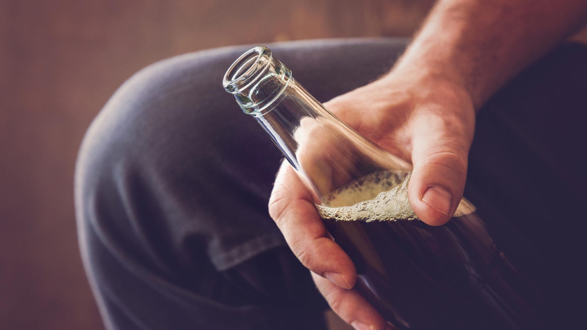 Ein Mann hält eine Flasche mit Cola