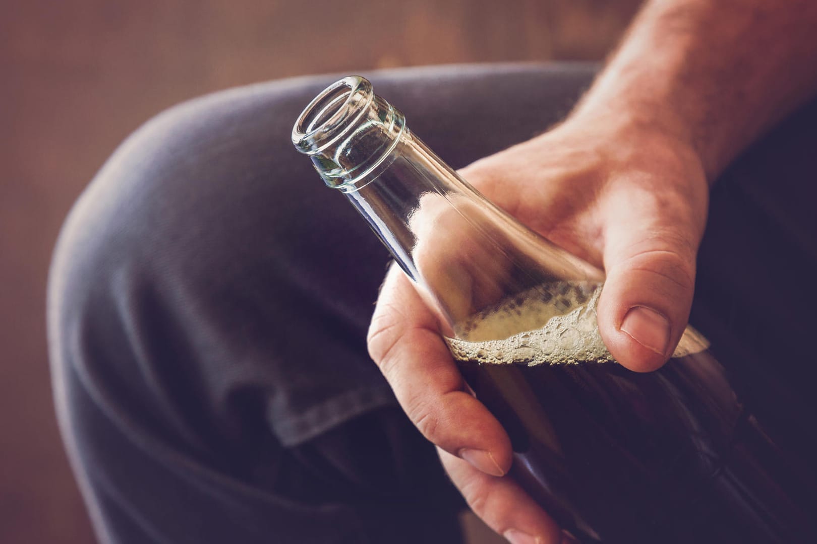 Ein Mann hält eine Flasche mit Cola