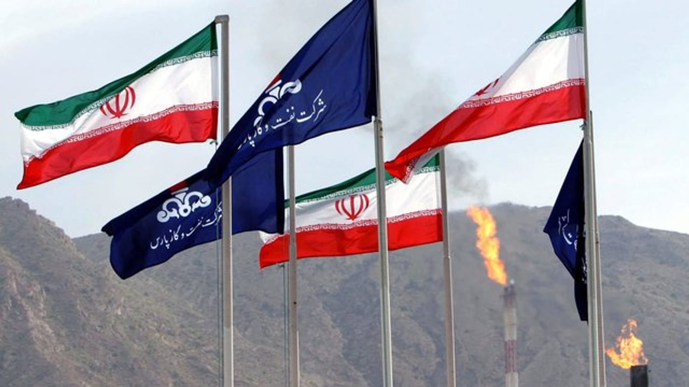 Die Flaggen des Iran und der nationalen iranischen Ölgesellschaft NIOC wehen auf einem Gasfeld im südiranischen Assalouyeh.
