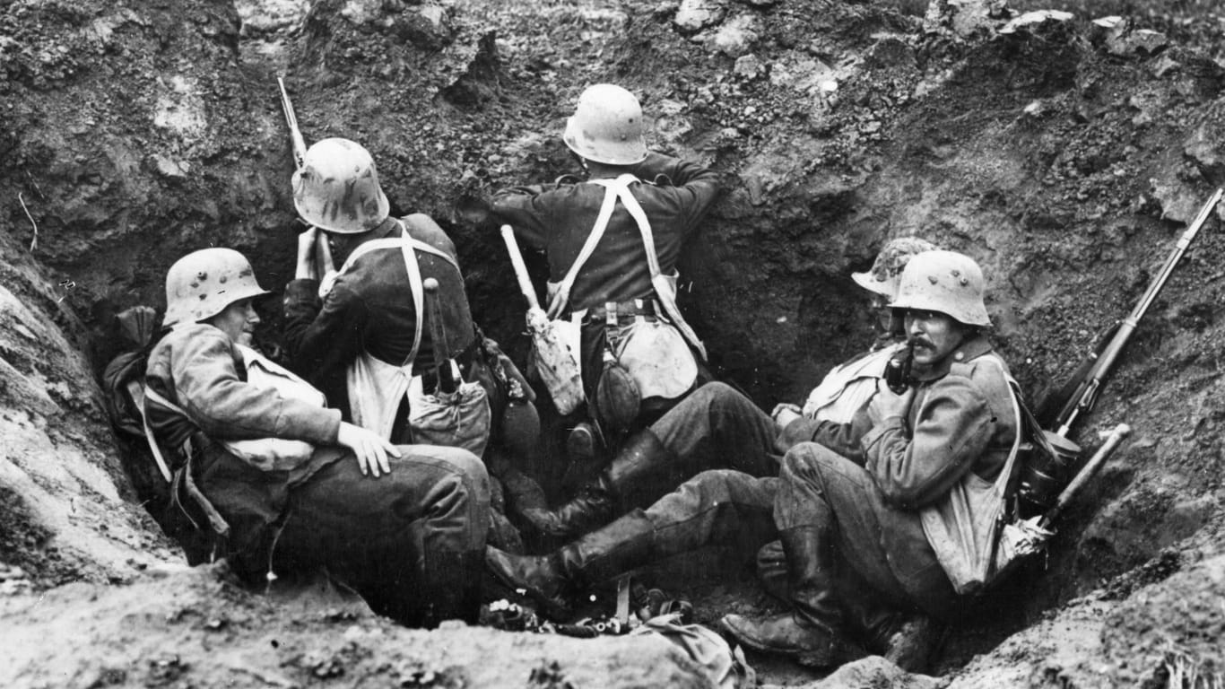 Deutsche Soldaten in einem Granattrichter beim flandrischen Ypern. Auch die Stellung "Höhe 80" im heutigen Ausgrabungsort Wijtschate war im Ersten Weltkrieg heftig umkämpft.