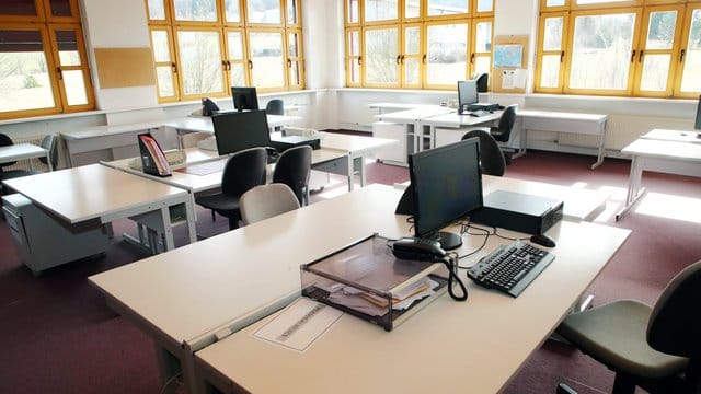 Klassenzimmer mit Computerplätzen im thüringischen Sonneberg: Union und SPD hatten in ihrem Koalitionsvertrag beschlossen, die Digitalisierung von Schulen weiter voranzubringen. Klassenzimmer mit Computerplätzen im thüringischen Sonneberg: Union und SPD hatten in ihrem Koalitionsvertrag beschlossen, die Digitalisierung von Schulen weiter voranzubringen.