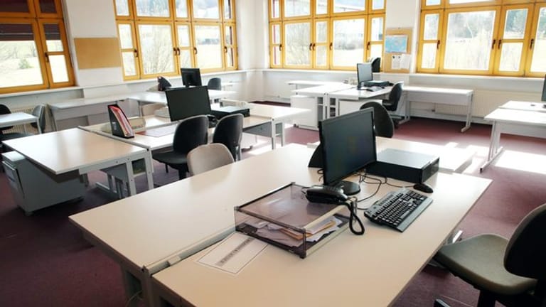 Klassenzimmer mit Computerplätzen im thüringischen Sonneberg: Union und SPD hatten in ihrem Koalitionsvertrag beschlossen, die Digitalisierung von Schulen weiter voranzubringen.