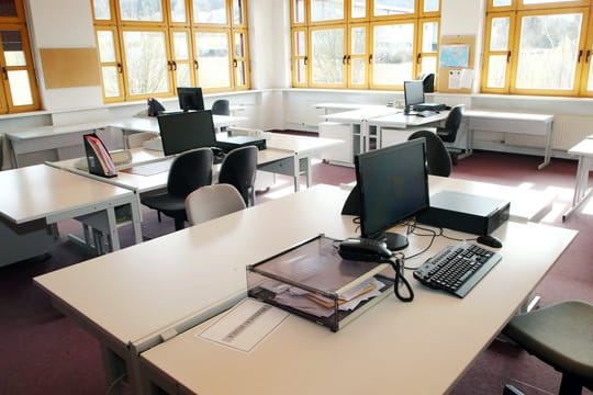 Klassenzimmer mit Computerplätzen im thüringischen Sonneberg: Union und SPD hatten in ihrem Koalitionsvertrag beschlossen, die Digitalisierung von Schulen weiter voranzubringen.