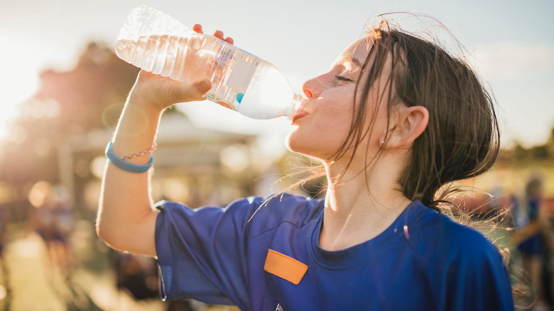 Mädchen trinkt: Gutes Mineralwasser ist schon für wenig Geld zu haben.