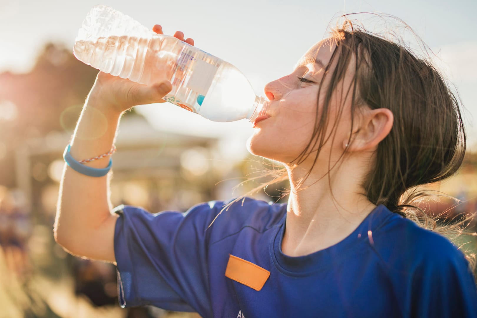 Mädchen trinkt: Gutes Mineralwasser ist schon für wenig Geld zu haben.