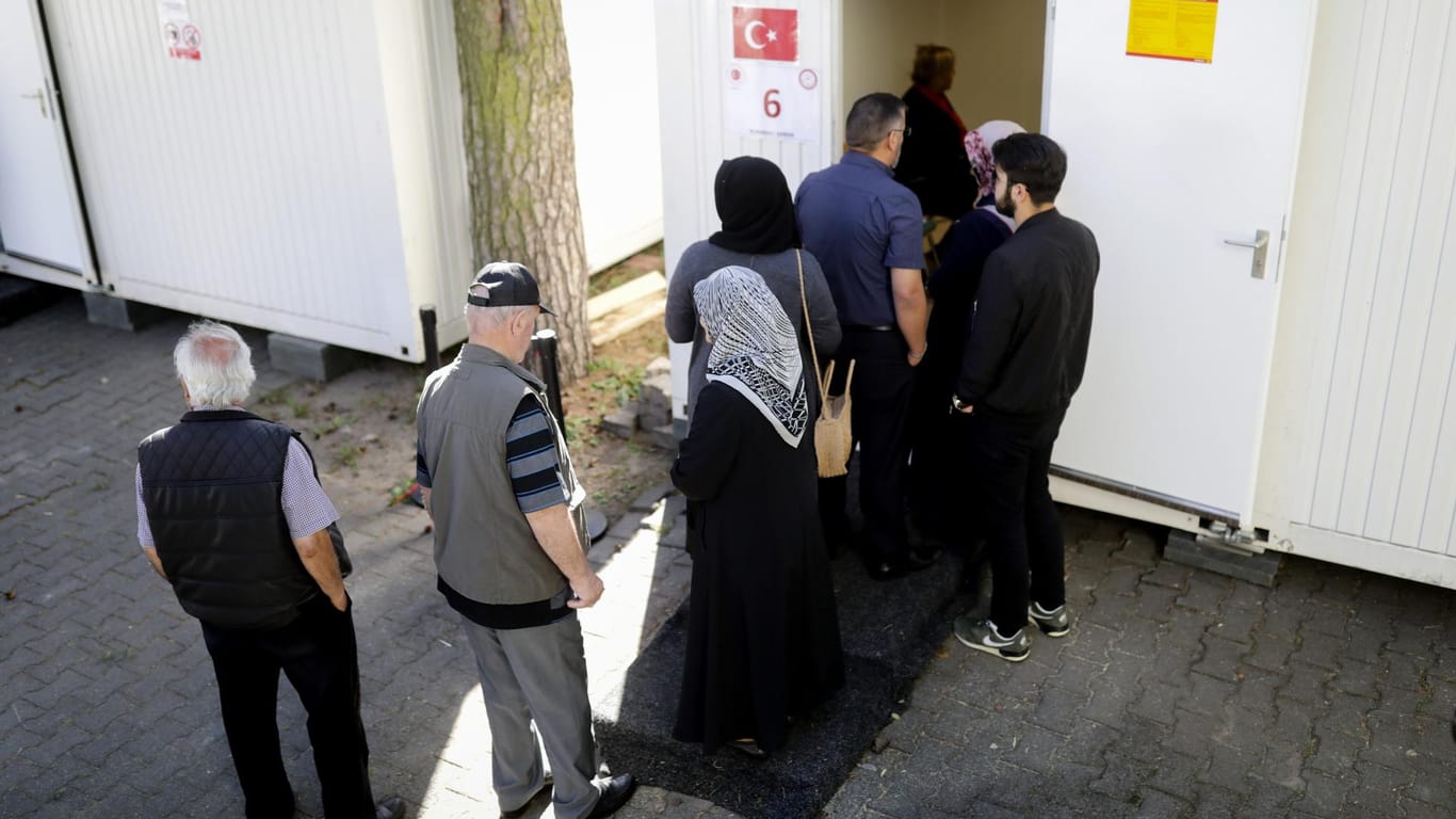 Stimmabgabe in Berlin: In Deutschland haben rund 200.000 Wahlberechtigte gegen Erdogan gestimmt.