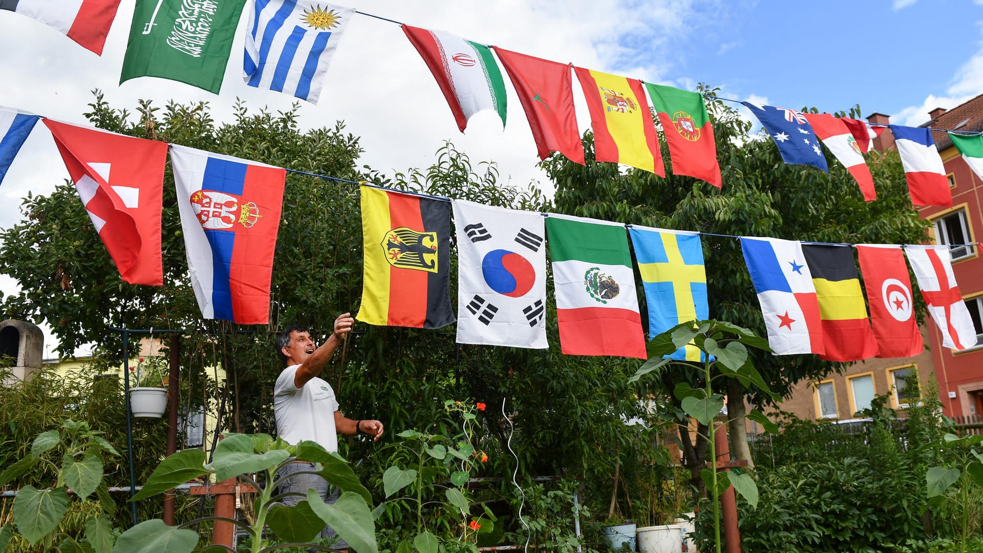 Fahnen der Fußballnationen im Schrebergarten