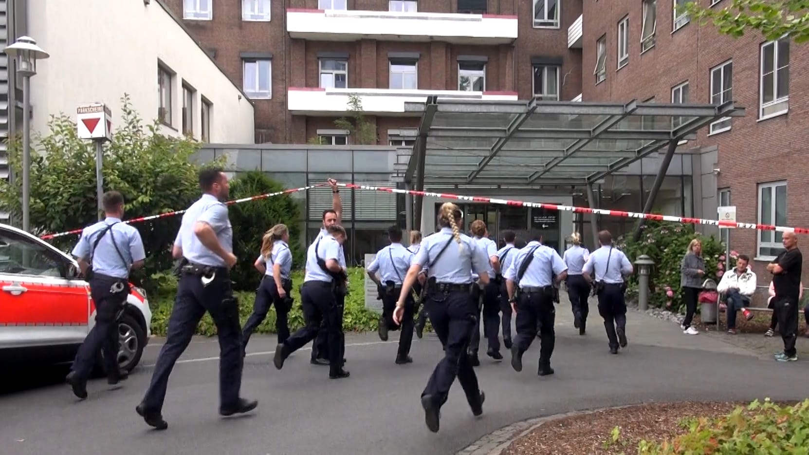 Großes Polizeiaufgebot in Dortmunder Krankenhaus: Der Schütze soll sich in seiner Wohnung selbst getötet haben. Großes Polizeiaufgebot in Dortmunder Krankenhaus: Der Schütze soll sich in seiner Wohnung selbst getötet haben.