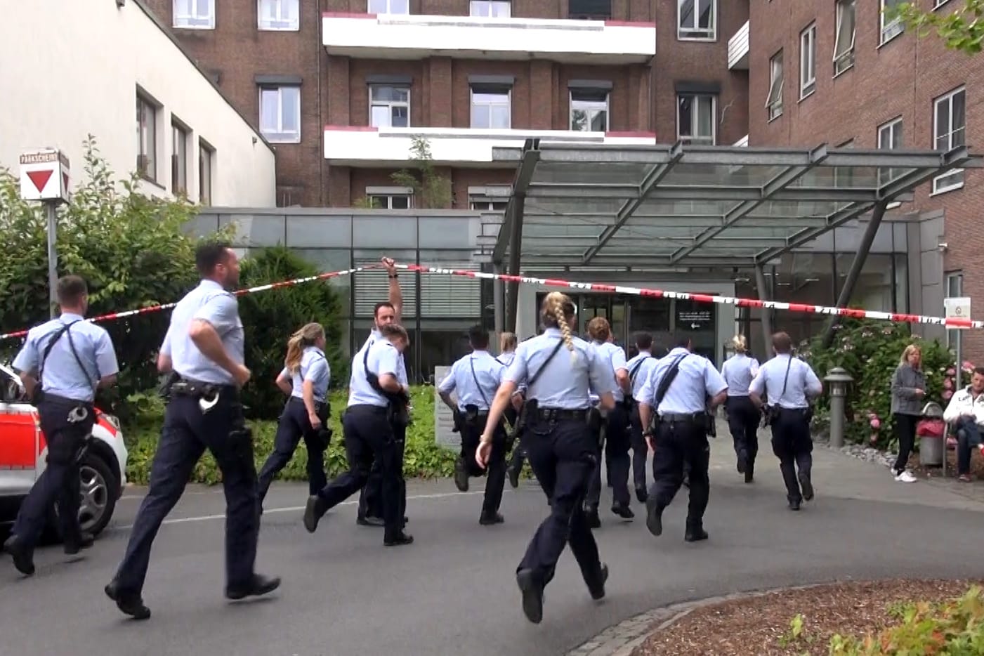 Großes Polizeiaufgebot in Dortmunder Krankenhaus: Der Schütze soll sich in seiner Wohnung selbst getötet haben.