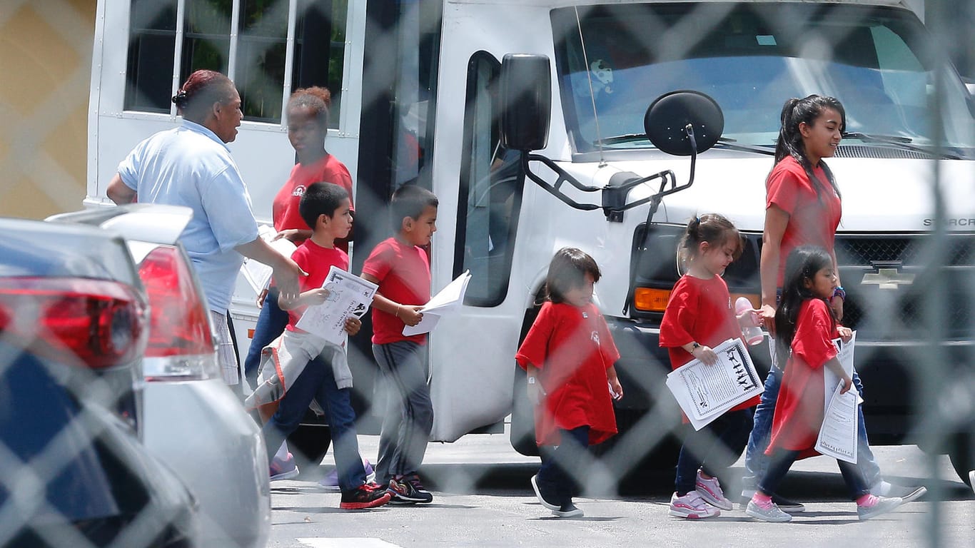 Junge Migranten: Kinder unter fünf Jahren müssen innerhalb von zwei Wochen zu ihren Familien zurückgebracht werden.