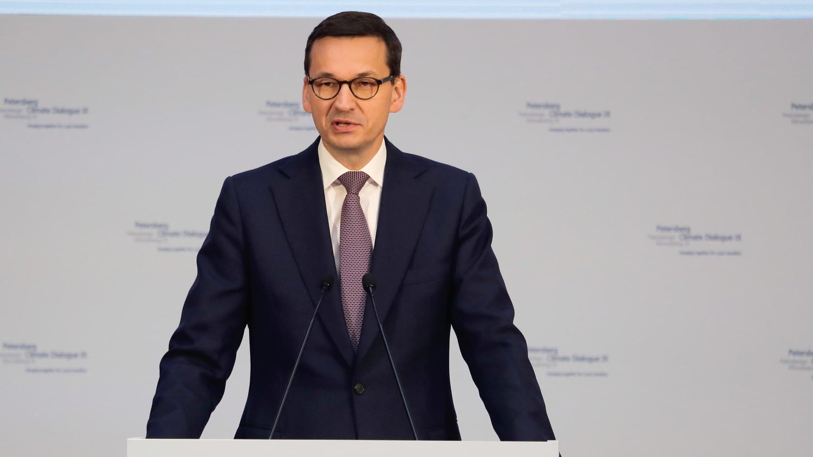Mateusz Morawiecki: Polens Premierminister mildert einige Holocaust-Gesetze ab. Mateusz Morawiecki: Polens Premierminister mildert einige Holocaust-Gesetze ab.